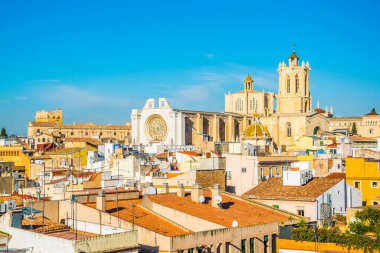 Tarragona 'nın havadan görünüşü. Arka planda Aziz Mary katedrali var.