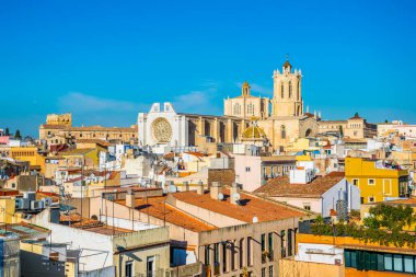 Tarragona 'nın havadan görünüşü. Arka planda Aziz Mary katedrali var.