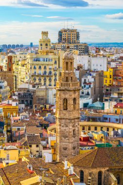 İspanya 'nın Valencia şehrinde bir kilise kulesinin gökyüzü manzarası.