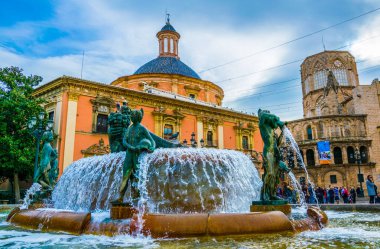 Valencia Katedral Tapınağı, Basilica de la nuestra senora de los desamparados ve eski kasabadaki Rio tura çeşmesiyle Saint Mary Meydanı..