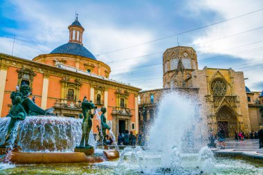 Valencia Katedral Tapınağı, Basilica de la nuestra senora de los desamparados ve eski kasabadaki Rio tura çeşmesiyle Saint Mary Meydanı..