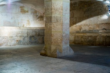 Eski İpek Borsası 'nın (Lonja de la Seda) karanlık bir bodrum katı, Valencia, İspanya. UNESCO Dünya Mirası Alanı.