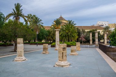 Valencia 'nın simgelerinden biri de eski hastane. Bu bölge bugün Halk Kütüphanesi 'ne dönüştü.