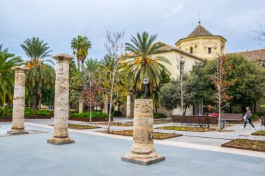 Valencia 'nın simgelerinden biri de eski hastane. Bu bölge bugün Halk Kütüphanesi 'ne dönüştü.