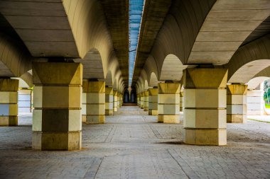 Valenca 'daki Turia Gardens' ın içindeki simetrik beton köprü manzarası.