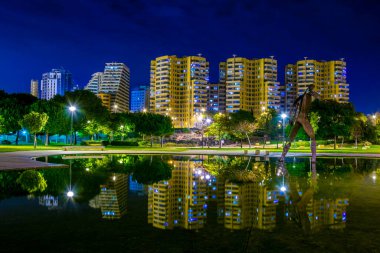 Turia Gardens 'ın arkasındaki Valencia' nın ufuk çizgisi manzarası