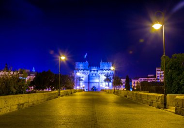 Geceleri Serrano Kuleleri (Torres de Serranos). Valencia, İspanya 'da bulunan Fueros Meydanı' nda kuleler bulunmaktadır.