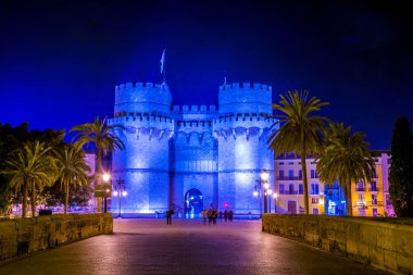 Geceleri Serrano Kuleleri (Torres de Serranos). Valencia, İspanya 'da bulunan Fueros Meydanı' nda kuleler bulunmaktadır.