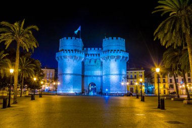 Geceleri Serrano Kuleleri (Torres de Serranos). Valencia, İspanya 'da bulunan Fueros Meydanı' nda kuleler bulunmaktadır.