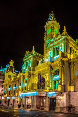 İspanya Valencia 'daki belediye binasının gece manzarası