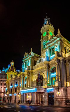 İspanya Valencia 'daki belediye binasının gece manzarası