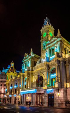 İspanya Valencia 'daki belediye binasının gece manzarası