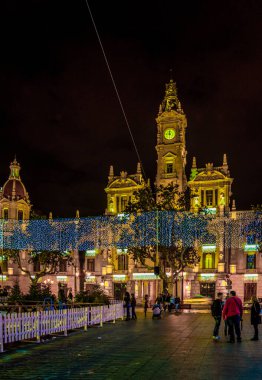 İspanya Valencia 'daki belediye binasının gece manzarası