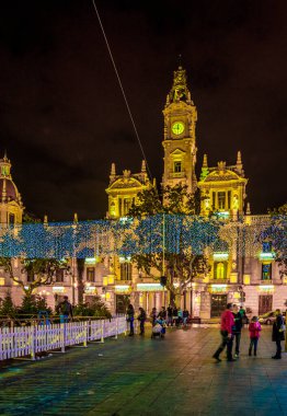 İspanya Valencia 'daki belediye binasının gece manzarası