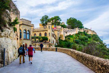 İnsanlar İspanya 'daki Xativa kalesine ana kapıdan giriyorlar.