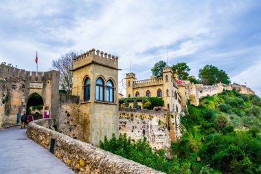 İnsanlar İspanya 'daki Xativa kalesine ana kapıdan giriyorlar.