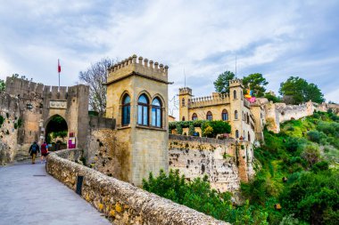 İnsanlar İspanya 'daki Xativa kalesine ana kapıdan giriyorlar.