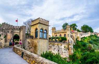 İnsanlar İspanya 'daki Xativa kalesine ana kapıdan giriyorlar.