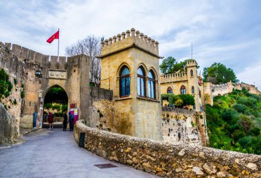 İnsanlar İspanya 'daki Xativa kalesine ana kapıdan giriyorlar.