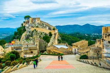 İspanya 'daki Xativa kalesinin içindeki dik bir merdiven manzarası.