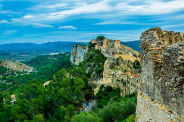 Xativa 'daki kale manzarası kırsal alana bakıyor.