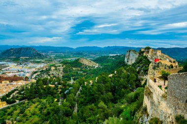 Şatosuyla ünlü İspanyol şehri Xativa 'nın havadan görünüşü