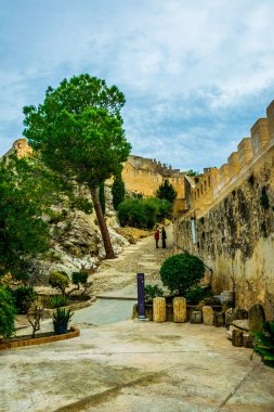 Xativa 'daki kale manzarası kırsal alana bakıyor.