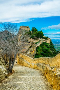 Xativa 'daki kale manzarası kırsal alana bakıyor.