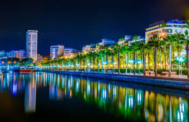 İspanya 'daki Alicante marinasının gece manzarası..