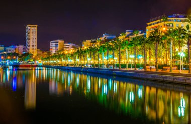 İspanya 'daki Alicante marinasının gece manzarası..