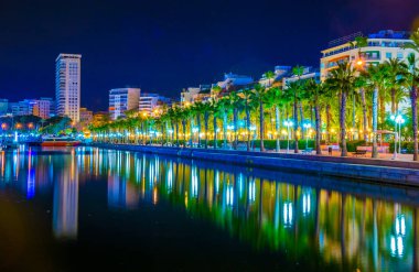 İspanya 'daki Alicante marinasının gece manzarası..