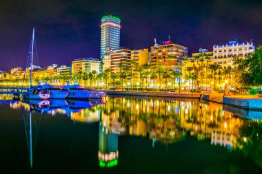 İspanya 'daki Alicante marinasının gece manzarası..