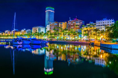 İspanya 'daki Alicante marinasının gece manzarası..