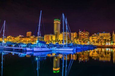 İspanya 'daki Alicante marinasının gece manzarası..