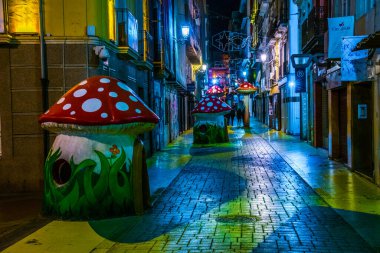 İspanyol şehri Iicante 'nin tarihi merkezinde dar bir sokak manzarası