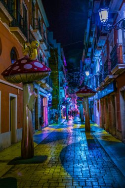 İspanyol şehri Iicante 'nin tarihi merkezinde dar bir sokak manzarası