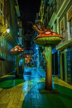 İspanyol şehri Iicante 'nin tarihi merkezinde dar bir sokak manzarası