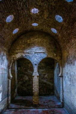 İspanya 'nın Granada şehrinde Banos Arabes' in içi.