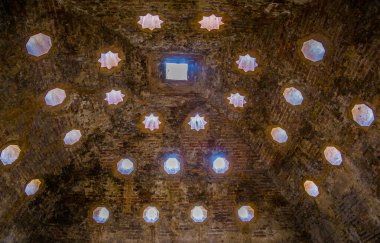 İspanya 'nın Granada şehrinde Banos Arabes' in içi.