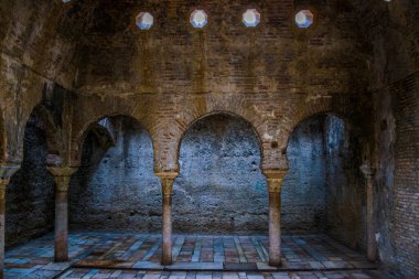 İspanya 'nın Granada şehrinde Banos Arabes' in içi.