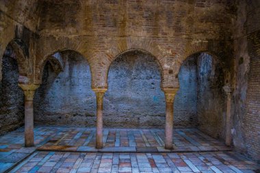 İspanya 'nın Granada şehrinde Banos Arabes' in içi.