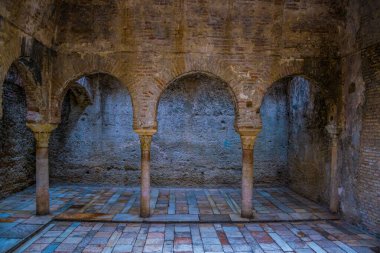 İspanya 'nın Granada şehrinde Banos Arabes' in içi.