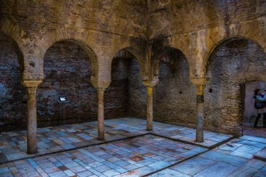 İspanya 'nın Granada şehrinde Banos Arabes' in içi.