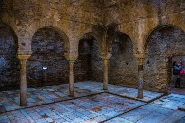 İspanya 'nın Granada şehrinde Banos Arabes' in içi.