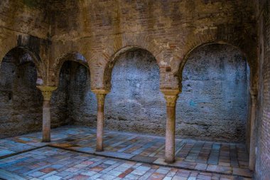 İspanya 'nın Granada şehrinde Banos Arabes' in içi.