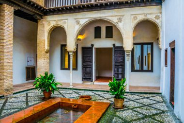 İspanya 'nın Granada kentindeki Casa Morisca Horno de Oro avlusunun manzarası