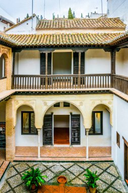 İspanya 'nın Granada kentindeki Casa Morisca Horno de Oro avlusunun manzarası