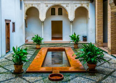 İspanya 'nın Granada kentindeki Casa Morisca Horno de Oro avlusunun manzarası