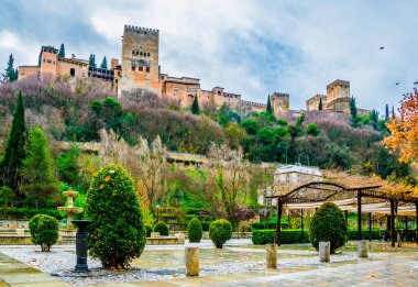 Alhambra, İspanya 'nın Endülüs eyaletinin Granada kentinde yer alan Darro nehrinin sol kıyısında yer alan bir saray ve kale kompleksidir.