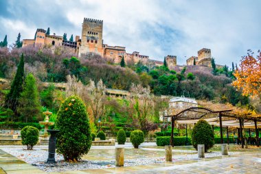 Alhambra, İspanya 'nın Endülüs eyaletinin Granada kentinde yer alan Darro nehrinin sol kıyısında yer alan bir saray ve kale kompleksidir.